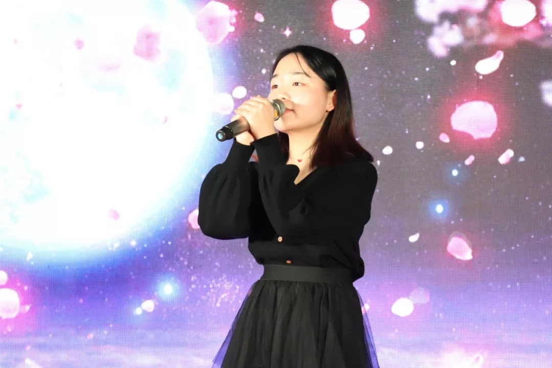 動物小伙伴拍手祝賀動圖